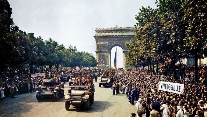 Desfile por los Campos Elíseos de unidades pertenecientes a la 2.ª División Blindada tras la Liberación de ParísU.S. Office of War Information