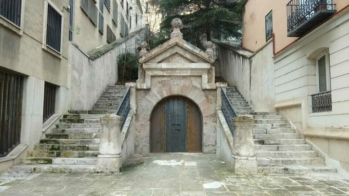  
Entrada al refugio de Calderón de la Barca por las escaleras del Hospital de Santiago. Un espacio entre el Renacimiento y el Barroco. ARES Arqueología
