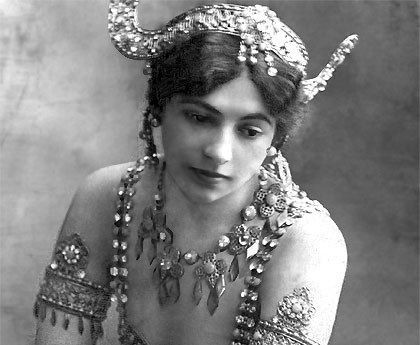 Mata Hari en una actuación en París (c. 1910)