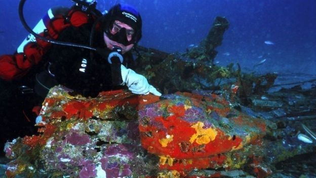Derechos de autor de la imagenGetty ImagesImage caption El buzo Luc Vanell se sumergió varias veces en el mar Mediterráneo hasta encontrar el avión de Antoine de Saint-Exupéry.
