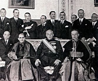 El cardenal Segura a la diestra del general Primo de Rivera