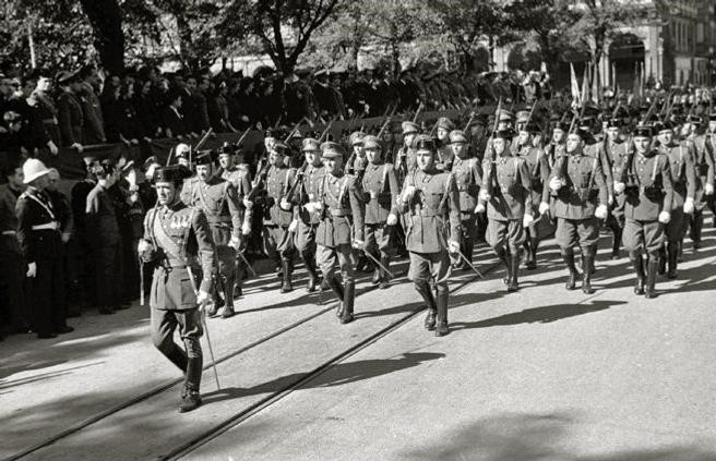 Desfile de Guardias Civiles y policías armados en San Sebastián en 1942 (Wikipedia)