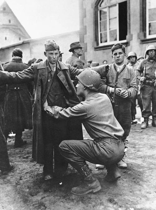 Un soldado de la 94.ª división de infantería que buscaba a dos jóvenes artilleros antiaéreos que se rindieron en Frankenthal, el 23 de marzo de 1945