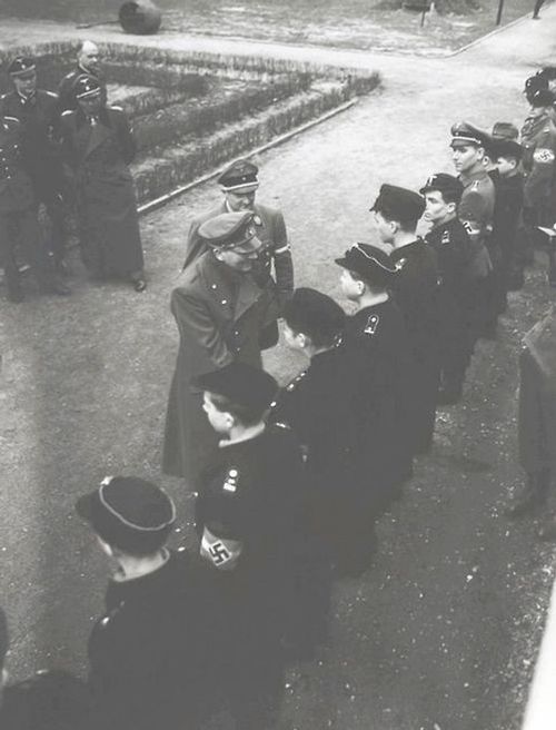 20 de marzo de 1945: Adolf Hitler decora su último tramo de niños soldados por luchar hasta el final. Artur Axmann, líder de Hitler Youth, está detrás de Hitler; Otto Günsche está en el fondo a la izquierda, luego Hermann Fegelein en el centro y Heinz Linge a la derecha. Muchas cuentas afirman erróneamente que esto fue tomado el 20 de abril
