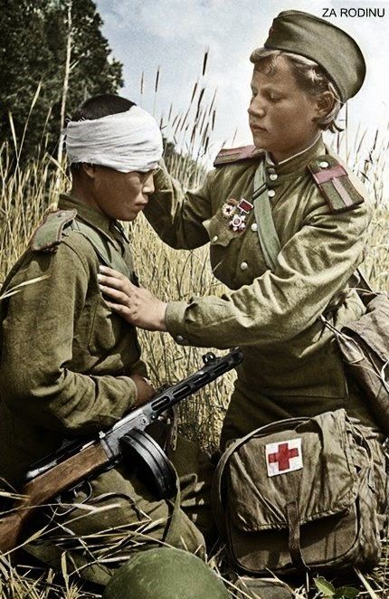 Hijo herido del regimiento. Herido ruso, niño soldado, es reparado por un niño médico en el campo. Entre otras cosas, observe cuán casualmente se coloca la metralleta (para fines de propaganda, por supuesto) y cómo a la enfermera no parece importarle que la apunte. Intenta imaginar que eso suceda ahora
