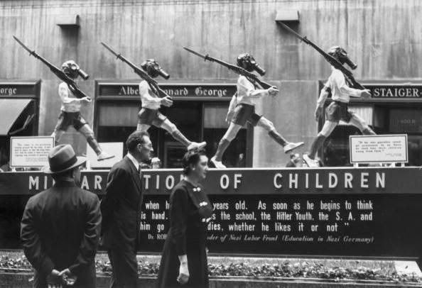 La gente también estaba horrorizada en ese momento. Esto es alrededor de 1945: la gente ve una exhibición titulada 