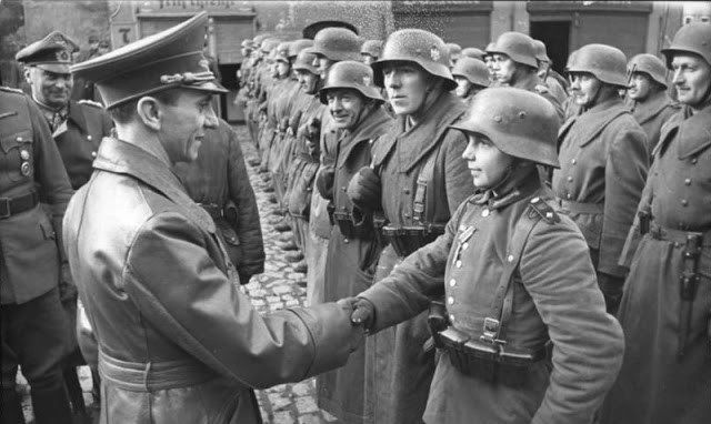 Wilhelm Hübner, de 16 años, acepta con orgullo la Segunda Clase de la Cruz de Hierro de Joseph Goebbels.