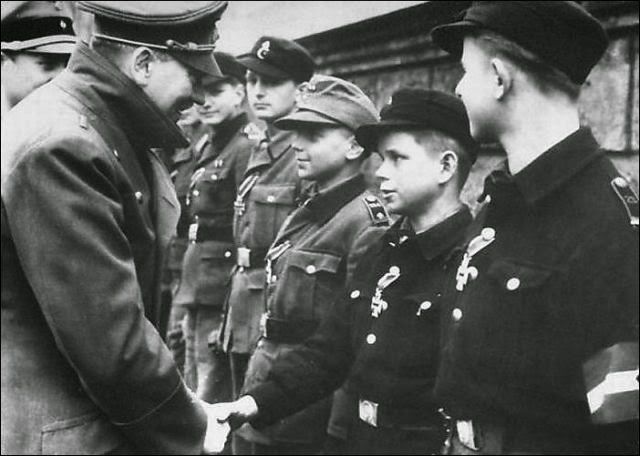 Wilhelm Hübner, de 16 años, acepta con orgullo la Segunda Clase de la Cruz de Hierro de Joseph Goebbels.