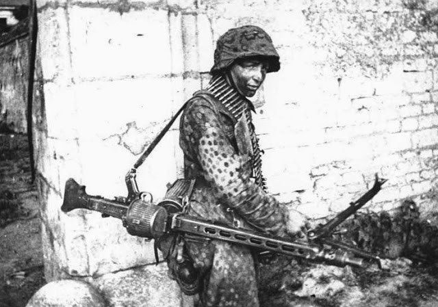 Un joven soldado alemán de la SS-Panzerdivision 'Hitlerjugend'. Caen, Normandía, junio de 1944. La unidad fue diezmada, pero mantuvieron su posición y salvaron a sus compañeros, manteniendo abierta una ruta de escape para 10 divisiones panzer alemanas. Este tiene 