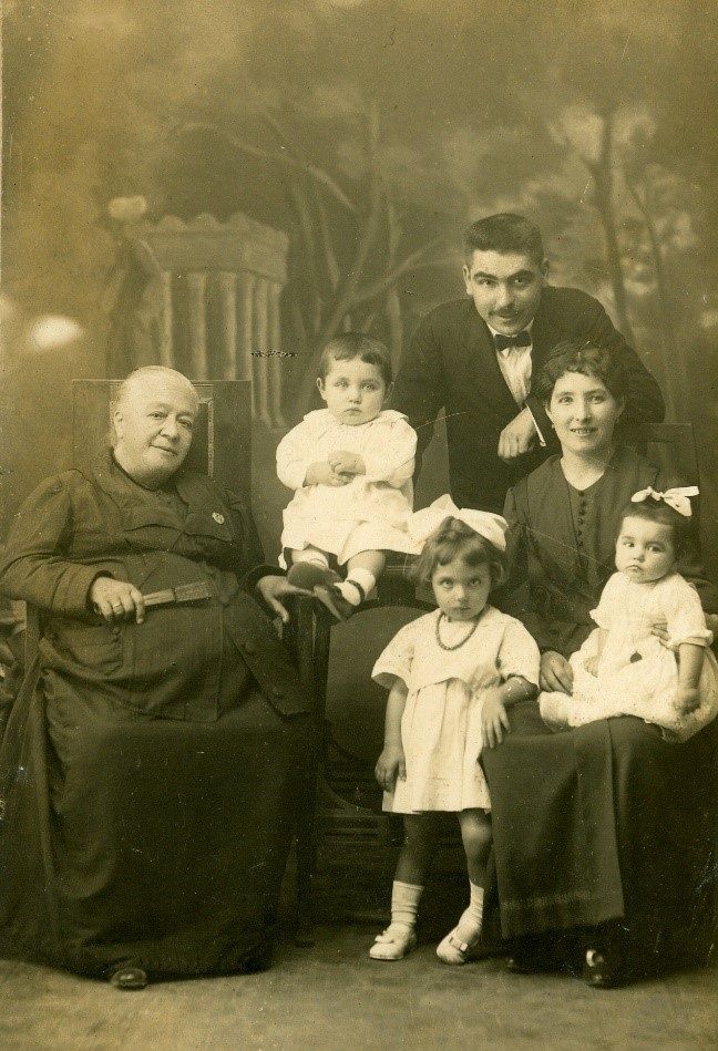 De izquierda a derecha, Josefa Palazuelos Herrera (madre) Gonzalo Muñoz Fernández (hijo), Gonzalo Muñoz Palazuelos, Ramona Fernández Fernández (Esposa), Josefa Muñoz Fernández (hija) y Ramona Muñoz Fernández (hija)