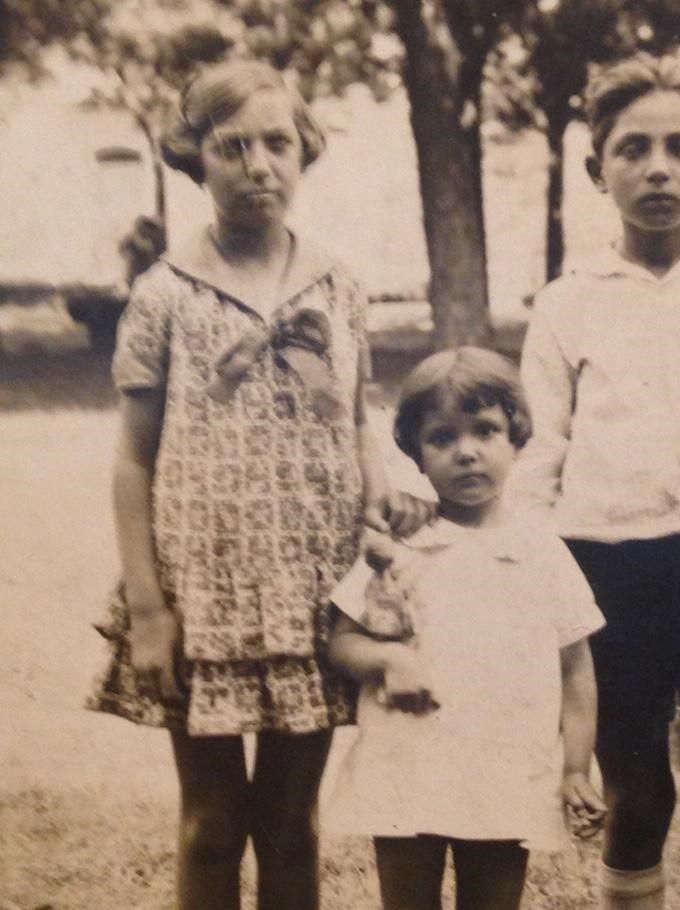 Los hermanos, de pie, Pepita, Mari, Gonzalo en el césped Ramonita Muñoz Fernández