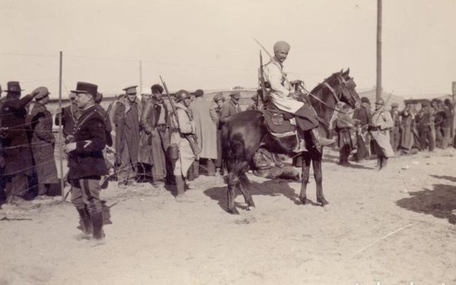 Los gendarmes, guardia móvil y senegaleses