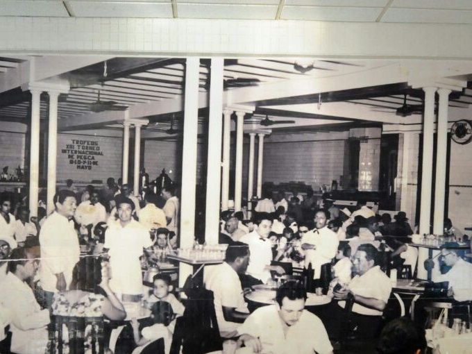 Imagen tomada del antiguo Café de la Parroquia (porque se encontraba justo enfrente de la Parroquia), a la extrema derecha en B/N la última persona es Fidel Castro