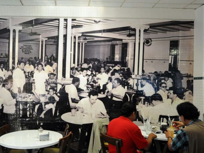 Imagen tomada del antiguo Café de la Parroquia (porque se encontraba justo enfrente de la Parroquia), a la extrema derecha en B/N la última persona es Fidel Castro