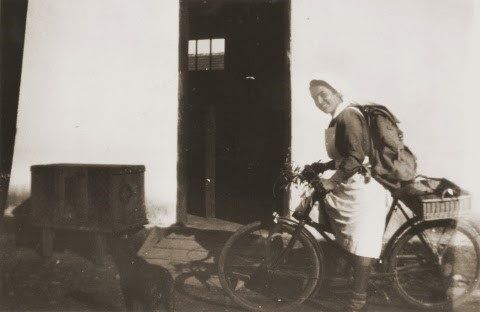 La enfermera Friedel Reiter llegando al campo de Rivesaltes con su bicicleta el 12 de noviembre de 1941
