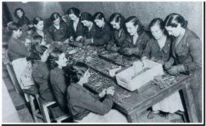Voluntarias fabrican artillería. Fuente: El Silencio Guerras Civiles