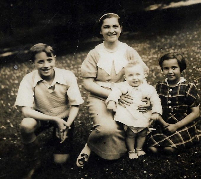 Mi madre Ramonita Muñoz en Bélgica ayudando a mi abuela económicamente, trabajando de nana en 1940