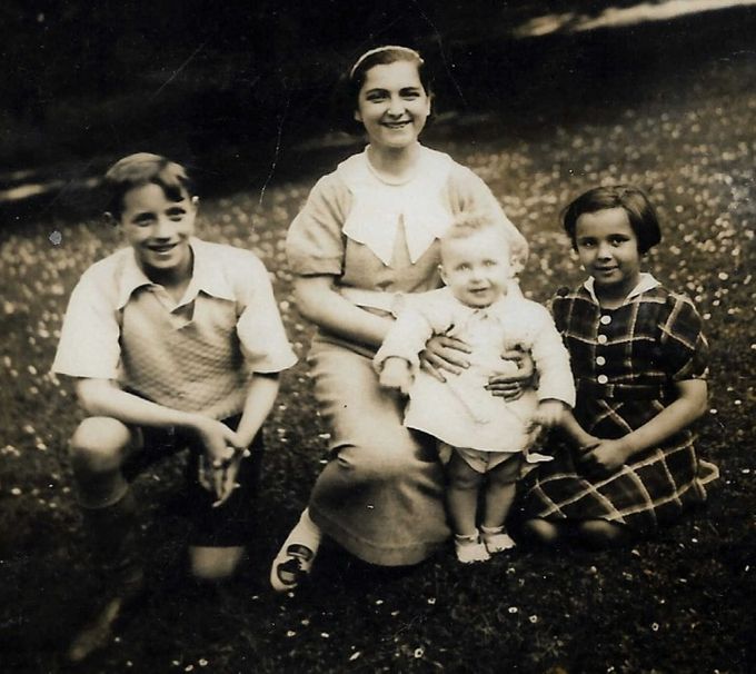 Mi madre Ramonita Muñoz en Bélgica ayudando a mi abuela económicamente, trabajando de nana en 1940
