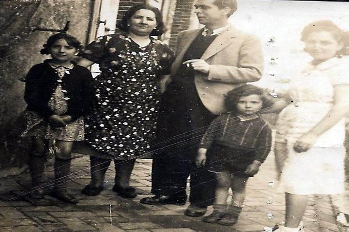 Mis abuelos, Ramona Fernández y Gonzalo Muñoz, mi tía Luci a la izquierda, mi tío Ángel y mi madre a la derecha, en París (1937).