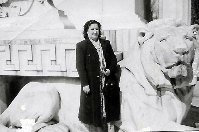 Mi abuela recién llegada a México en el Hemiciclo a Juárez en 1950