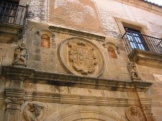 Escudo de Armas en la Casona de Cáceres