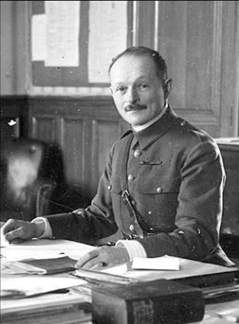 ¿Fue este general francés el hijo secreto de Carlota de México? Nada lo demuestra. Hace más de 40 años la historiadora Joan Haslip reparó en el notorio parecido entre Maxime Weygand y el comandante de las tropas belgas en México, Alfred Van Der Smissen. Esa semejanza, sumada al extraño origen de Weygand hizo brotar la leyenda de la maternidad de Carlota.