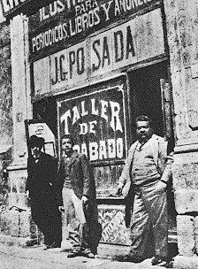 Guadalupe Posadas, en la puerta de su Taller 