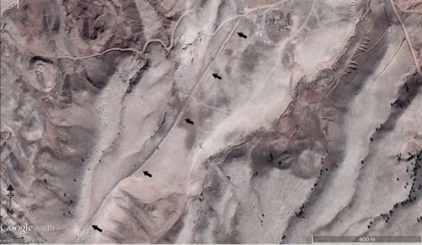 Imagen satelital del Muro de Gawri y el castillo, y estructuras a lo largo del Muro (© Google Earth 2019).