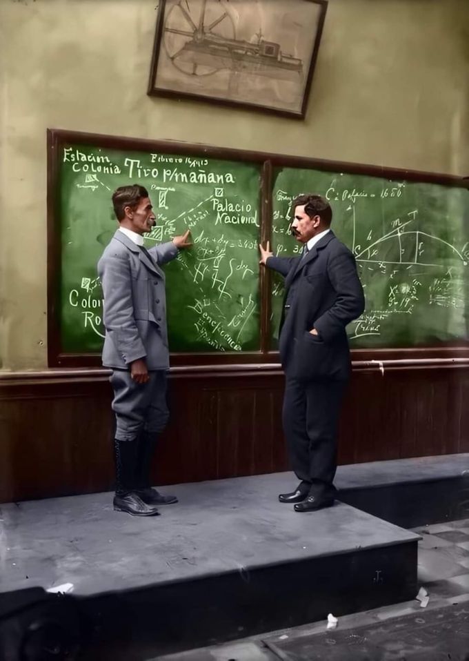 El general Mondragón y Félix Diaz Prieto (sobrino de Porfirio Díaz), discutiendo de Balística para la toma de la ciudadela en 1913