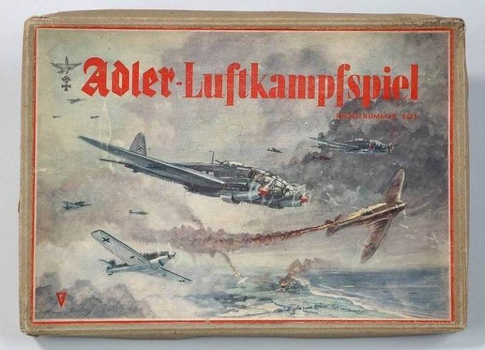 Los jugadores de este juego de batalla aérea de aprox. 1941 debían atravesar el tablero mientras navegaban entre naves enemigas miniatura.