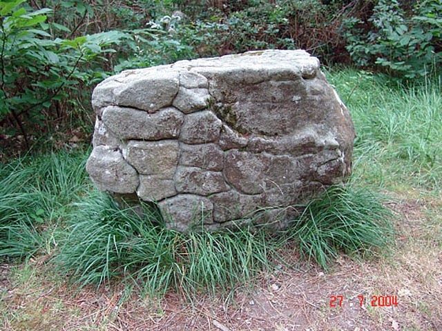 En el Menhir superior se observa el efecto de plastificación de bloques y posterior “pegado” al conjunto