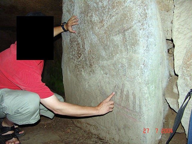 Todas las formas “esculpidas” que, a mi juicio, son por presión de los dedos,
coinciden perfectamente con el tamaño de mi huella dactilar