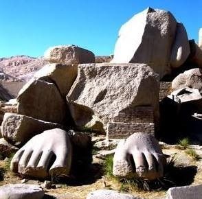 Pies esculpidos gigantes en Luxor, Egipto