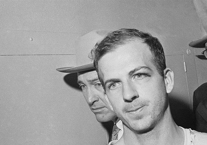 Lee Harvey Oswald recién arrestado, después del asesinato de Kennedy