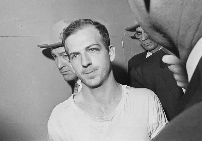 Lee Harvey Oswald recién arrestado, después del asesinato de Kennedy