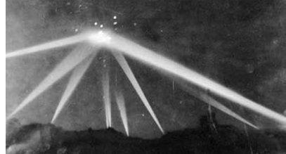 1942: Ufo Del Tamaño De Un Zeppelin Sobre Los Angeles Atrapados En El Anillo De Luces De Busqueda (Foto Frank Warren)