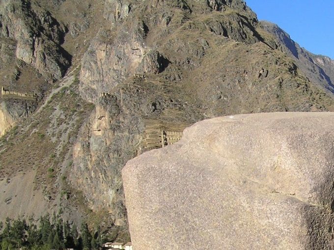 Impresionantes bloques de piedra. Un investigador posa junto a ella.
