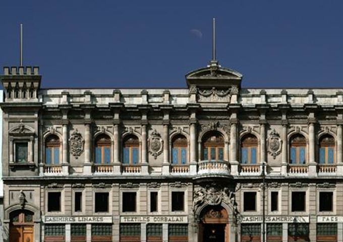 La hermosa fachada del edificio del Casino Español