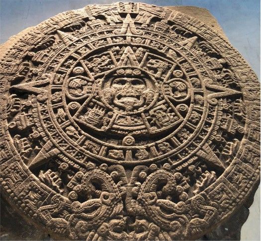 Piedra del sol azteca que muestra los cinco soles o dioses de la mitología azteca. En el sentido contrario a las agujas del reloj, desde la parte superior derecha, hay glifos que representan Tezcatlipoca, Quetzalcoatl, Tlaloc y Chalchiuhtlicue. El actual Sun Huitzilopochtli está en el centro.
