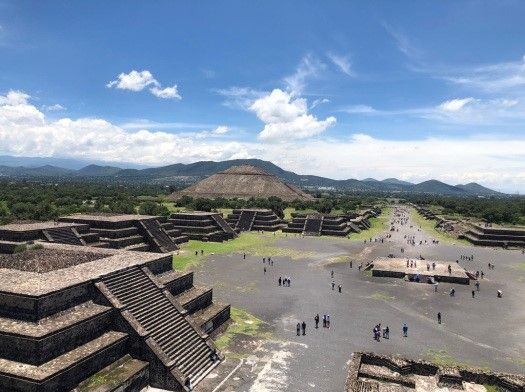 Mira hacia el sur desde la Pirámide de la Luna en Teotihuacán.
