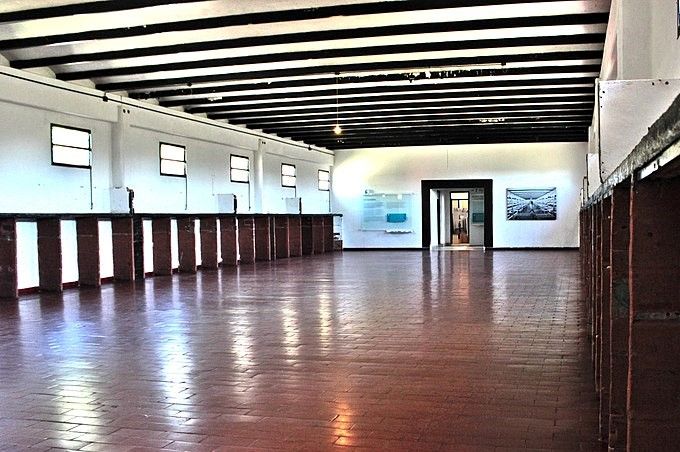 “La cuadra”, donde los detenidos pasaban la mayor parte de su tiempo en La Perla – Imagen: Wikimedia.-