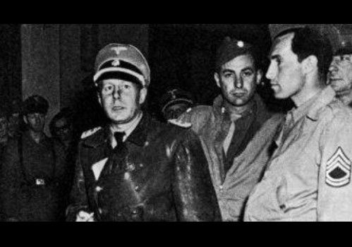 La famosa foto de Walther Rauff tras ser rescatado por los norteamericanos en Italia. Esta crónica es un extracto del Capítulo 10 del libro “América Nazi”, coescrito con Jorge Camarasa, y que acaba de publicarse en Chile y Argentina, y que narra la forma en que los criminales nazis se asentaron en América Latina con la connivencia de distintos gobiernos. Walther Rauff fue uno de los más importantes. Nuevos documentos confirman su vinculación con la DINA.