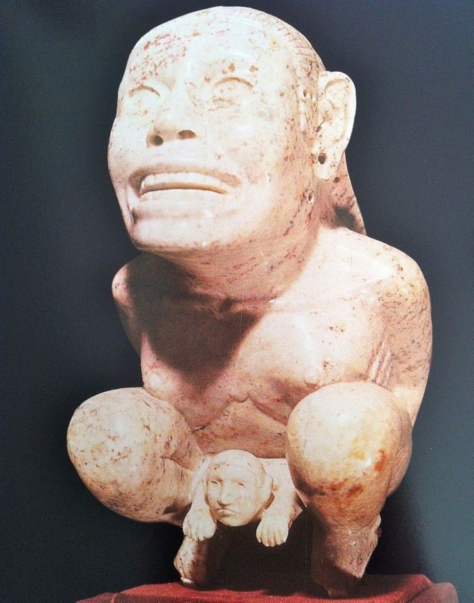 Tlazoltéotl: Diosa de la procreación, dando a luz a Centéotl, el dios del maíz. Arte Azteca. Washington, Dumbarton Oakscidos.