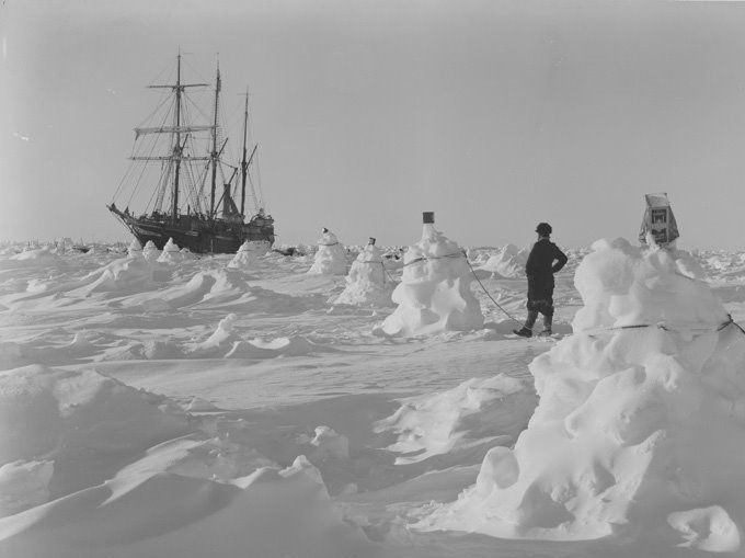 El Endurance encallado en el hielo