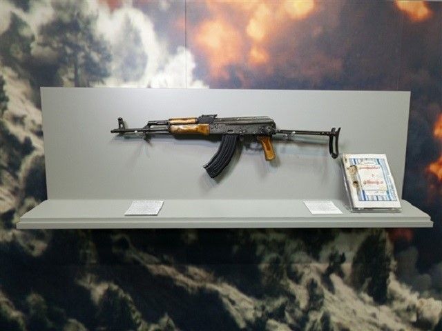En el museo de la CIA, de esas cosas extrañas que se dan en ese lugar, se puede observar junto al AK-47 con el que murió Bin Laden, la obra del escritor Boris Pasternak que la CIA Imprimió en Holanda en ruso, para en el pabellón del Vaticano durante la Exposición Universal de Bruselas de 1958 en el año que el Poeta y novelista ruso. Ganó fama mundial gracias a su libro, Doctor Zhivago.