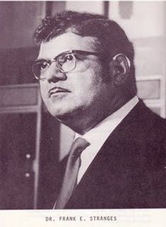 El investigador Frank E. Stranges que dio a conocer su encuentro con el extraterrestre en su libro Extraño en el Pentágono, publicado en 1967.
