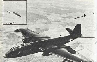 Foto tomada en setiembre de 1957 cerca de la base Edwards, en California. Se observa un disco volador siguiendo de cerca de un B-47.