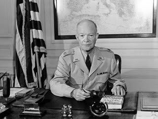 Dwight Eisenhower en su despacho.