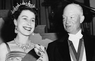 La reina Isabel de Inglaterra es recibida en Washington, el 20 de octubre de 1957 por el presidente Dwight Eisenhower