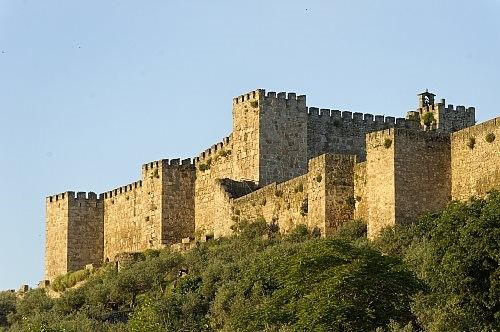 La alcazaba de esta bella población extremeña es un monumento andalusí del período Omeya que data de los siglos IX y X. Su patio de armas abarca un espacio de más de 40 metros perímetro jalonado de robustas torres defensivas. La fortaleza es visible desde lo lejos y alienta la imaginación.
